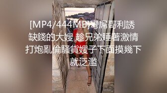 后入同学的亲姐姐，又紧又弹的丰满大屁股，实力艹怼，大巴掌打屁股 爽得很！