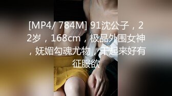 妈妈好骚勾搭骚儿子，吃奶舔逼给儿子口交大鸡巴，丝袜高跟诱惑，撅着屁股给狼友看着逼口交，让儿子射嘴里吃1