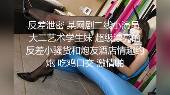 牛仔短裤大长腿贫乳美女和炮友居家啪啪，近距离特写口交舔屌，翘起屁股舔逼后入撞击美臀，毛毛修剪过掰穴诱人