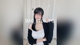 韵味十足骚女，乳交舔屌服务周到，扛起双腿就是操，大屁股上位骑坐，激情猛操浪叫1