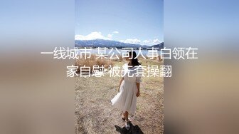 只穿着一件裹胸黑衣的性感大长腿美女 下体逼毛黑黝黝胸前鼓鼓的这风情鸡巴超级硬，扛起双腿猛力抽送操