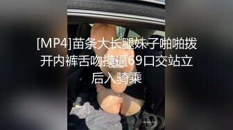 鸭舌帽老哥约妹子聊聊天拉上窗帘要搞，白天呢不搞掏出JB口交活不错，坐在桌子上抽插肥逼，进进出出清晰可见站立侧入