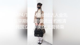 合租房偷窥爆料 对门小姐姐边玩B边玩手机 还怼逼特写拍照！