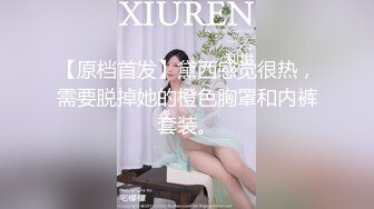 诱人的大奶子人妻少妇老公不在家陪狼友骚，揉捏大奶子道具抽插骚逼大黑牛辅助自慰呻吟，表情骚浪淫水好多