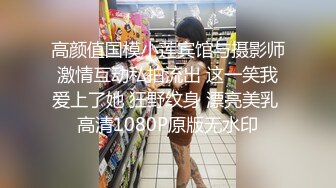 两个坏女人街头放尿 骚逼都露出来了 还自慰摸逼放尿！