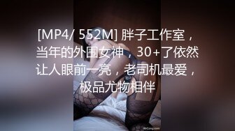 三个男模激情泄火 中间的那位遭另两位枪战 激情喷射