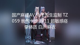 全景厕拍素花连衣裙美女 镜子反光照亮了美鲍鱼和肥美的阴唇