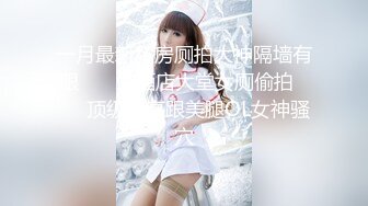 拿着粗大假鸡巴玩弄这个穿着渔网丝袜的骚女