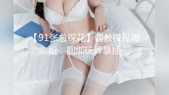 游泳馆更衣室洞中偷窥美女换衣服