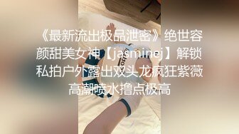 [MP4/ 175M] 骚货老婆巨无霸自慰，老公的小鸡巴已满足不了需求，老公手拿假屌帮忙插！