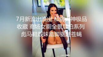 澡堂子内部员工偷窥几个白嫩的少妇洗澡吹头发顺带吹一下B毛