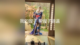 跟随抄底跟闺蜜逛街的黑丝漂亮少妇 这是穿了内内还是没有穿啊