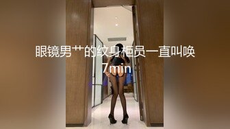 幸福的胖哥真会享受躺在床上让熟女姐姐伺候，露脸舔黑几把，黑丝情趣主动上位，老汉推车的姿势