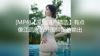 究极反差婊子！露脸苗条精神小姐姐重金私人定制，户外公交车露出WC全裸展示家中紫薇，母狗属性拉