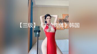 漂亮女主播户外真空露出大阴唇在野外无视身边经过的路人冲动直播逼逼，白嫩大长腿不知道被哪个路人搞上了