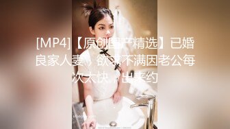 菠萝社很多人求的，抖M美少女福利姬【夏美酱】调教3P，道具肉棒各种凌辱玩肏，全程露脸，母狗属性拉满 (2)