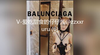 【新片速遞 】老熟女真的好会玩，黄瓜自慰，沾逼水吃瓜❤️好有滋味，吃饱了再由炮机送上高潮！[101M/MP4/08:27]