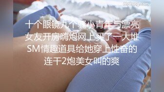 商场女厕全景偷拍蓝色毛衣黑色短裤妹妹嘘嘘完兴高采烈的癫跑起来