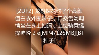 邀请素质单男一起来搞良家美妻，性感光亮丝袜，大大增加了性趣，单男很卖力，肏得漂亮人妻高潮不止！