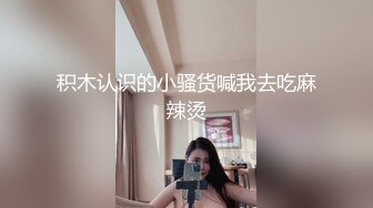 抚摸小母狗的屁股