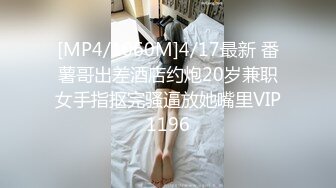 在水里操淫荡小淫虫，满满的精液射入她的口中