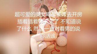 骚妈带着女儿一起直播大秀，露脸换上性感的黑丝漏奶情趣装刺激狼友，淫声荡语不断道具不停抽插骚穴好刺激