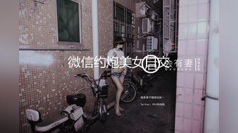 G奶肥逼网红美女掏出奶子道具自慰秀，翘起双腿露馒头肥逼给你看，振动棒摩擦插入进出，再用跳蛋震动双重享受