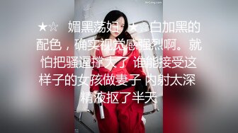 酒店偷漂亮风韵熟女，被人家老公上门捉奸，急忙爬窗口出掉了下去，看这房间还挺高的不死也惨了，熟女挺淡定！