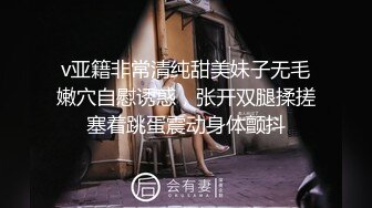 很主动的小可爱露脸伺候小哥啪啪，乖巧听话口交大鸡巴激情上位，让小哥拎着奶头草，道具抽插骚穴浪叫呻吟