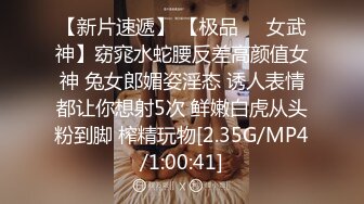 女友不在調戲和她一起合租的漂亮女閨蜜,不反抗很配合,當場扒掉她睡衣和內褲開操,幹的太猛美女用手頂著床!