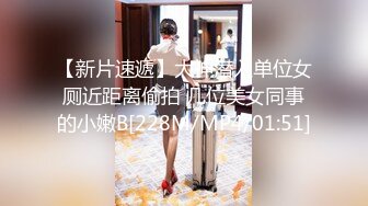 -三男两女5P大乱交 骑乘抽插两根JB抓手里 边操边插嘴 闺蜜加入一人一个操 后入轮流操