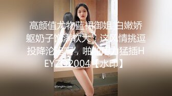 碧玉羞花的商超小美女，疫情间待着口罩也掩饰不住那美貌，下面更是哗哗的尿液流出来！1