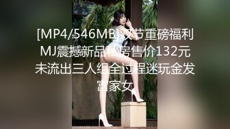 窗外偷拍大奶子胖妹洗澡被发现了用洗澡毛巾打我,问谁在这里