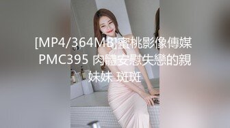 [MP4/ 686M] 珠光宝气戴名表开豪车的富姐晚上和两个猛男野外3P