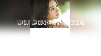 美妞坐在弯曲的大黑鸡上面享受