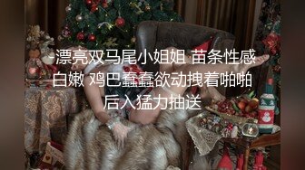 户外裸奔女神露脸跟小哥燃情户外啪啪，听狼友指挥脱光口交大鸡巴舔蛋蛋，车内放肆蹂躏抽插，内射骚穴嘴舔干净