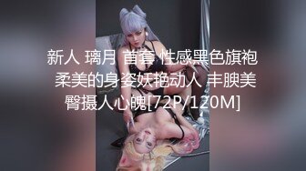 我开着拖拉机两小伙搞骚熟女，吸奶扣穴小伙齐上场，正入抽插抬腿后入猛操，干的太猛差点翻下床