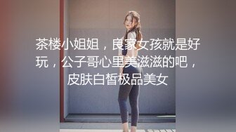 最新汽车开发会上的模特被几个摄影师出高价带去酒店群P