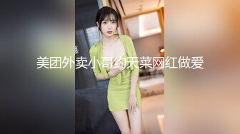 KTV女厕近距离偷窥半蹲着尿的黑色制服美女的极品小嫩鲍