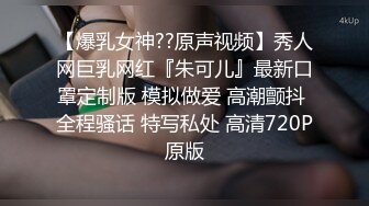 老牌大奶骚女蜜桃Q妹炮击自慰大秀，开档肉丝高跟鞋，掏出大奶炮击抽插无毛逼逼，档位调高快速打桩猛操