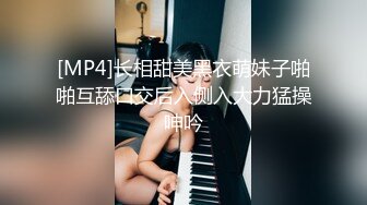 颜值不错小姐姐穿着白衣牛仔裤，坐沙发上揉捏她