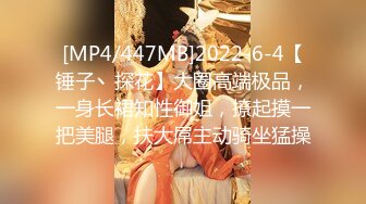 大神说服老婆3P✿看自己老婆被单男压在身下 老公在一边拍视频，稀有露脸！围观一下娇妻是如何被单男爆操的！