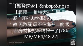 穿着短裙微胖的大四学姐尿尿给他男朋友打电话，抄底她张开的小逼