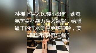 老婆手握两根肉棒，在我面前玩嗨了