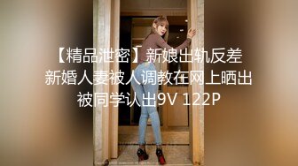 只穿着一件裹胸黑衣的性感大长腿美女 下体逼毛黑黝黝