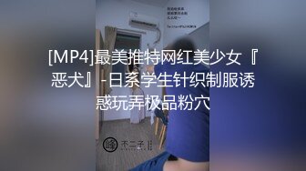 YC商场抄底白衣格子裙长腿美妞微透蓝内裤一侧漏毛中间有湿痕