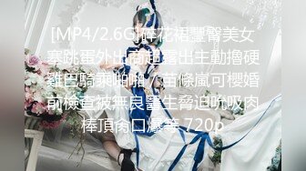 服装店监控偷窥几个漂亮妹子换衣服