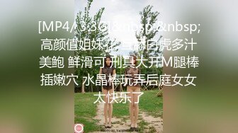 商场女厕全景偷拍一起来嘘嘘的姐妹花轮流来献B