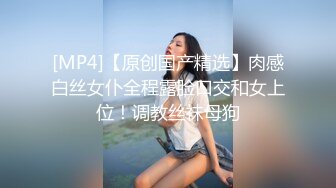 等车时偷拍到这女的摸完逼手拿出来闻闻