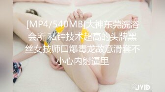 东莞小胖妞偷偷背着家里人躲进卫生间解决生理需求，客厅还响亮放着电视，这一会儿就潮喷了，谁能来满足她！